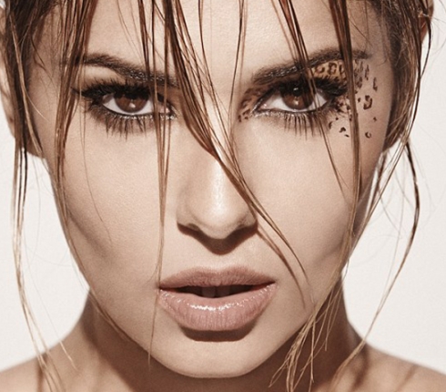 H Cheryl Cole ετοιμάζει το άλμπουμ της και ποζάρει με το T-Shirt των 85 δολαρίων