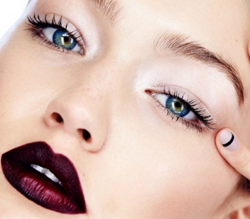 Έντονα χείλη, άχρωμα μάτια! Το απόλυτο make up trend