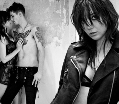 Η Daisy Lowe μιλάει στο τηλέφωνο φορώντας τα εσώρουχά της