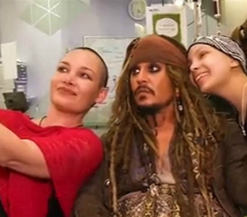 Ο Johnny Depp κυκλοφορεί ως Jack Sparrow για καλό σκοπό!