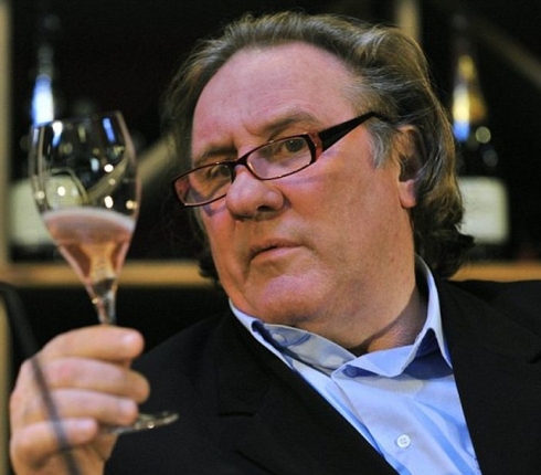 Ο Gerard Depardieu μεθυσμένος επί σκηνής! (video)