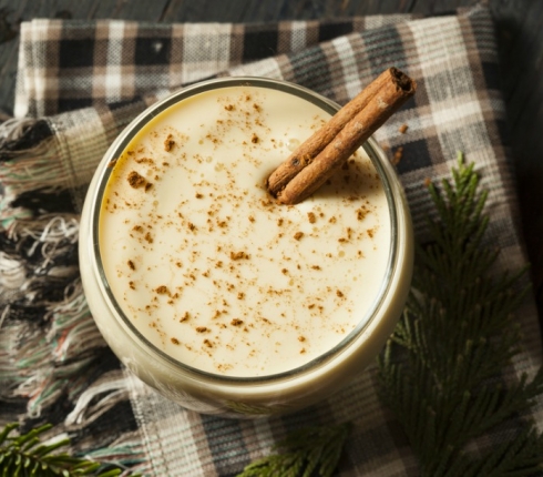 Δες πώς θα φτιάξεις το eggnog που βλέπεις στις ταινίες 