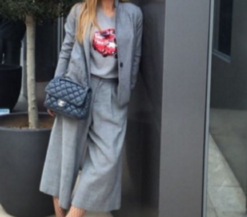 Street style : Το total γκρι look της Ελένης Πετρουλάκη είναι η επόμενη στιλιστική σου επιλογή