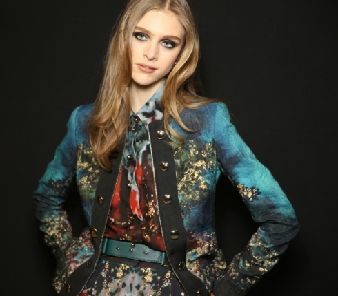 Paris fashion week : O οίκος Elie Saab φλερτάρει με το military chic για το φθινοπώρο-χειμώνα 2015/2016
