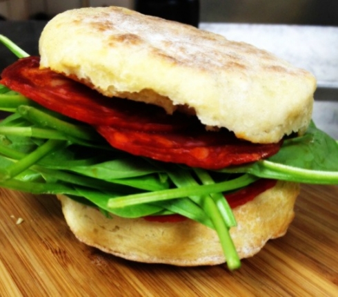 Marko Rossi: Αφράτα English muffin για να κάνεις αμέτρητους λαχταριστούς συνδυασμούς - Κεντρική Εικόνα