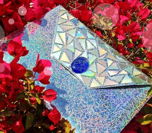 Φτιάξε το δικό σου holographic clutch με είδη γραφείου!