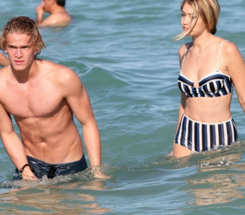Gigi Hadid και Cody Simpson: Πόζαραν (σχεδόν γυμνοί) στο φακό του Mario Testino 