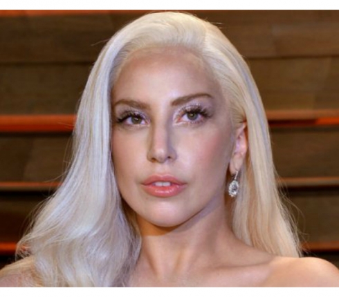 Η Lady Gaga γυμνή πάνω στη σκηνή