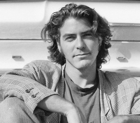 George Clooney: Οι ρετρό φωτογραφίες του με κοτσίδα και φαβορίτες