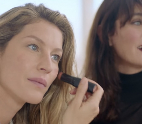 H Gisele Bundchen δείχνει βήμα βήμα το αγαπημένο της φυσικό μακιγιάζ!  
