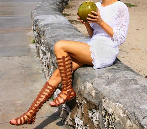 4+1 stylish τρόποι για να φορέσεις τα αγαπημένα gladiators