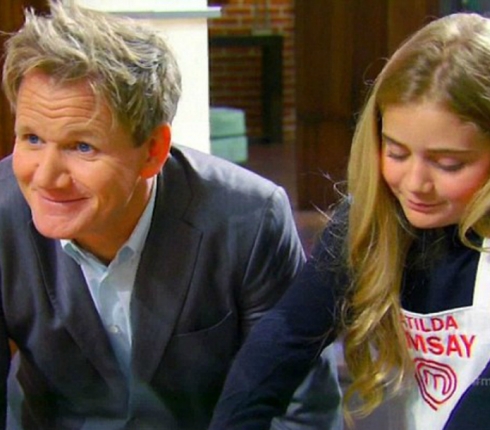 Η κόρη του Gordon Ramsay τρολάρει τον πατέρα της: "Τριγυρνά γυμνός μέσα στο σπίτι"