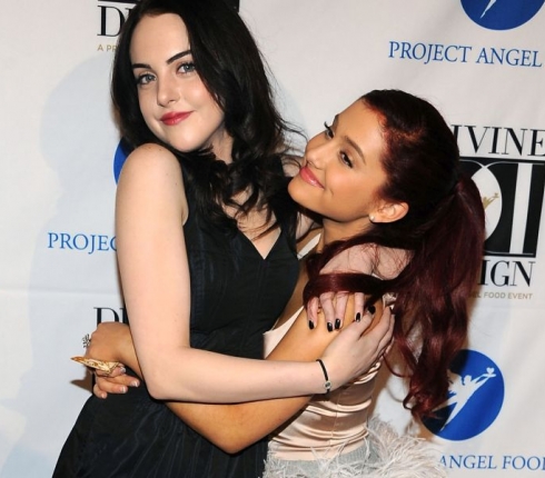 Ariana Grande : Φιλήθηκε με την Elizabeth Gillies στο στόμα (video)