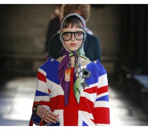 Gucci Cruise 2017: Πώς η ιταλική μόδα λατρεύει το βρετανικό στοιχείο.