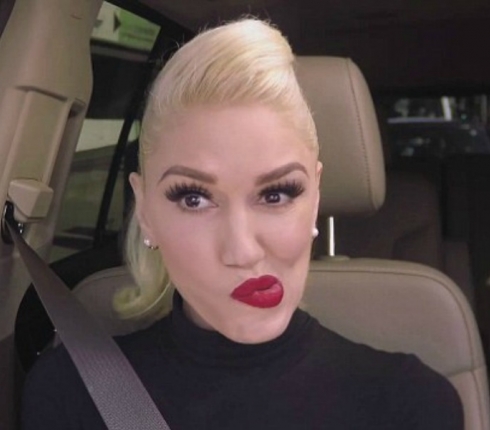 A-list celebrities: George Clooney και Julia Roberts έκαναν έκπληξη στην Gwen Stefani και τραγούδησαν όλοι μαζί karaoke 
