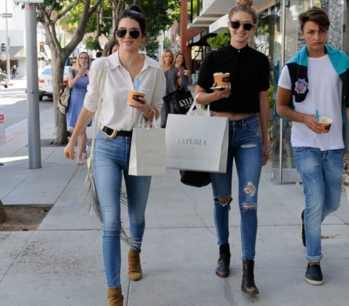 Τα high waisted jeans θα δώσουν το κάτι παραπάνω στο ύψος σου