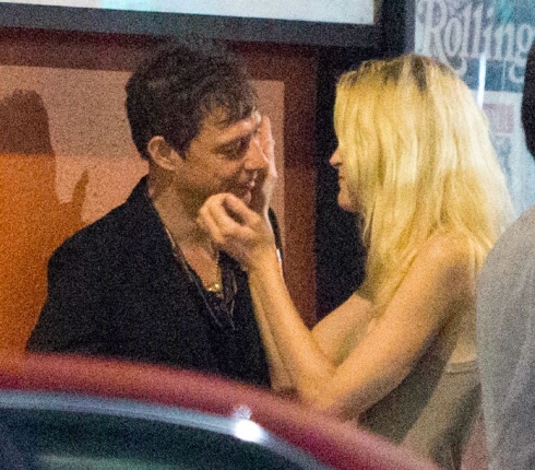 Jamie Hince: Ο πρώην της Kate Moss σε τρυφερές στιγμές με μοντέλο της Victoria's Secret