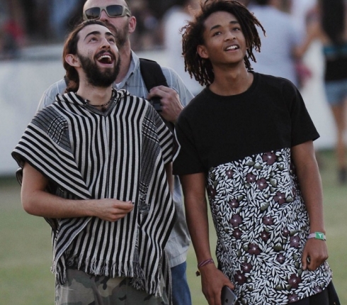 Ο γιος του Will Smith στο Coachella  με λουλούδια στα μαλλιά (photo)