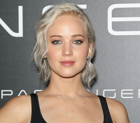 WOW: Η Jennifer Lawrence έφτασε στο white-blonde! Πώς θα το κάνεις κι εσύ