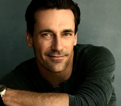 Μόνο ο Jon Hamm θα μπορούσε να δείχνει σέξι φορώντας μπλουζάκι με στάμπα γάτας