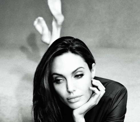 Angelina Jolie: Δείχνει το tattoo της στη νέα της φωτογράφιση
