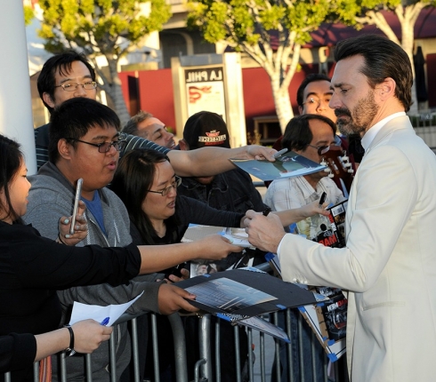 Jon Hamm: Υπογράφει αυτόγραφα στο πάρτι του Mad Men