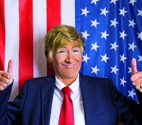 Η Καίτη Κωνσταντίνου μεταμφιέζεται σε Donald Trump!