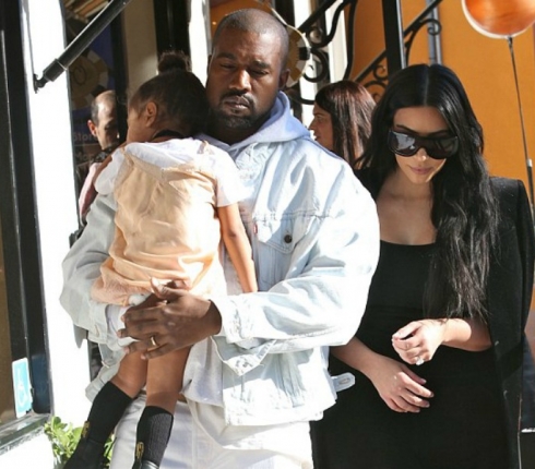 Κanye West: Είναι ερωτευμένος με την Kim και το γράφει και στα παπούτσια του! 