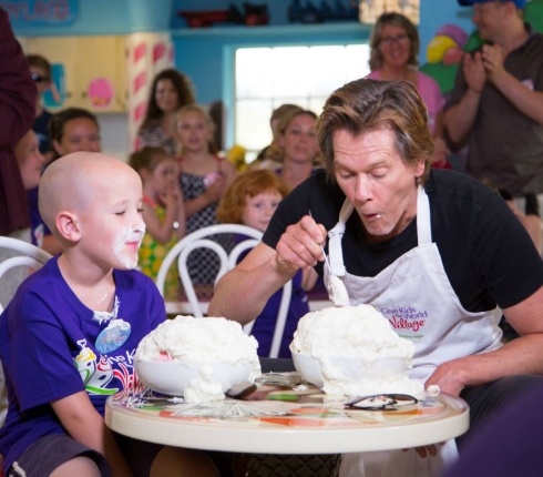 Kevin Bacon: Έχασε σε διαγωνισμό ταχυφαγίας από έναν 7χρονο 