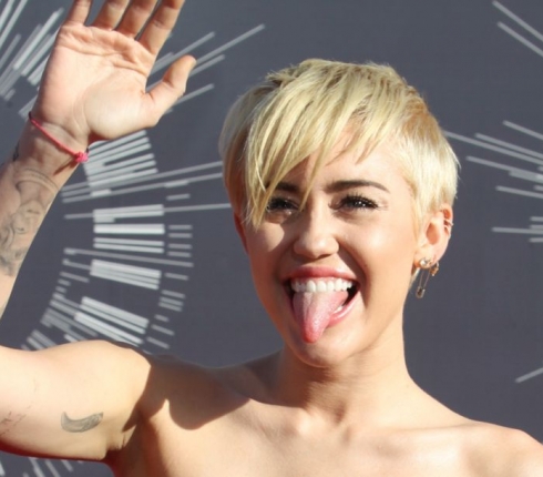 Miley το παρακάνεις! Το μπλουζάκι για τη νομιμοποίηση της μαριχουάνας...