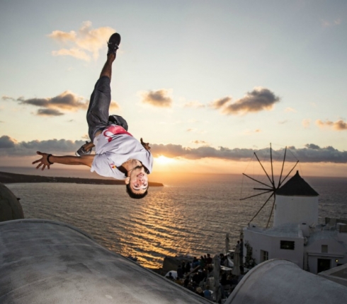 Red Bull Art of Motion: Έχεις κάθε λόγο να πας στη Σαντορίνη αυτό το ΣουΚου