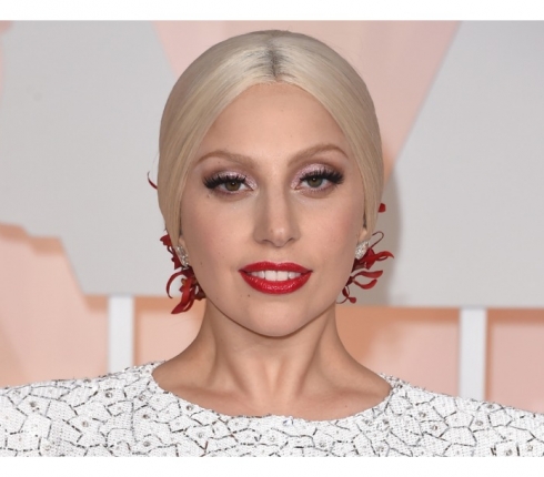 Lady Gaga: Συνάντησε τον Δαλάι Λάμα με σκισμένο τζιν!