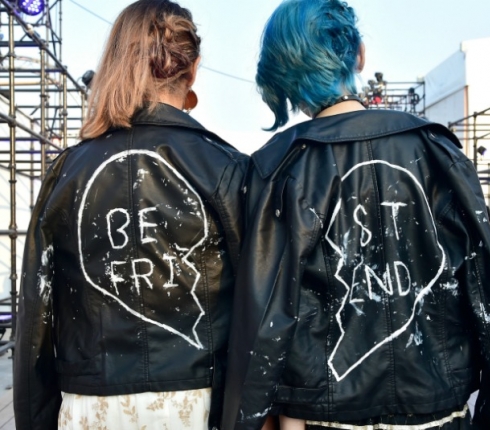 Πέταξε την ζακέτα και φόρεσε δερμάτινο jacket
