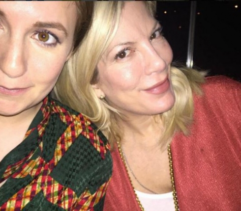 Girls? Ποια είναι η κυρία δίπλα στην Lena Dunham;