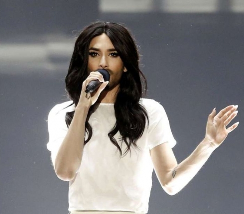 Conchita Wurst: Έτσι έχει μέση δαχτυλίδι