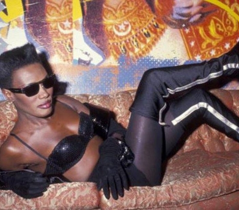 Grace Jones : Έδειξε το στήθος της στο κόκκινο χαλί!