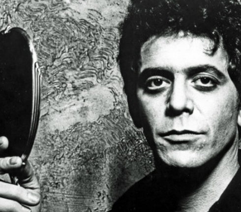 Lou Reed: Σήμερα ακούμε τα τραγούδια του και θυμόμαστε (ξανά) γιατί αγαπήσαμε το Walk on the Wild Side
