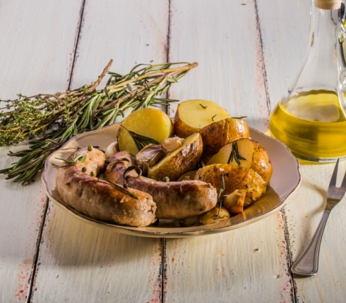  Λαχταριστό λουκάνικο με κρεμμύδια και κρέμα από ρεβίθια