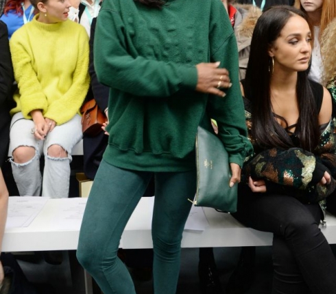 M.i.a : Με total πράσινο look υποδέχεται το φθινόπωρο