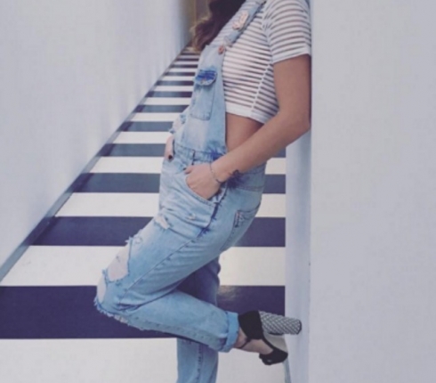 Street style : Επίλεξε τζιν σαλοπέτα με ριγέ cropped τοπ σαν την Μαίρη Συνατσάκη