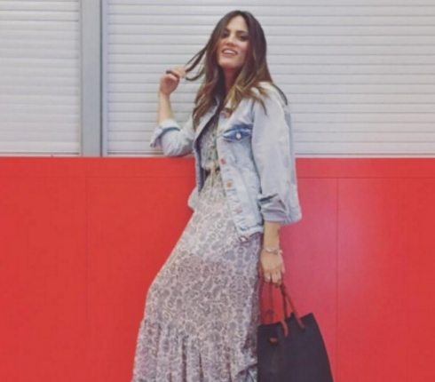 Street style : Συνδύασε και εσύ το floral φόρεμα σαν τη Μαίρη Συνατσάκη