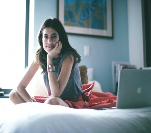 Τρυπώσαμε στο γραφείο της Man Repeller στη Νέα Υόρκη