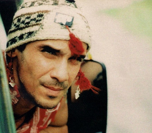 Manu Chao: Όλοι οι λόγοι που θα σε οδηγήσουν σήμερα στην Μαλακάσα