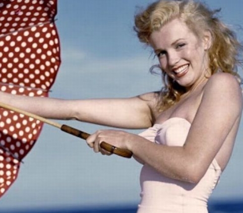 Marilyn Monroe: Ακόμα και 54 χρόνια μετά το θάνατό της είναι το απόλυτο pin up είδωλο σε σπάνιες γυμνές φωτογραφίες!