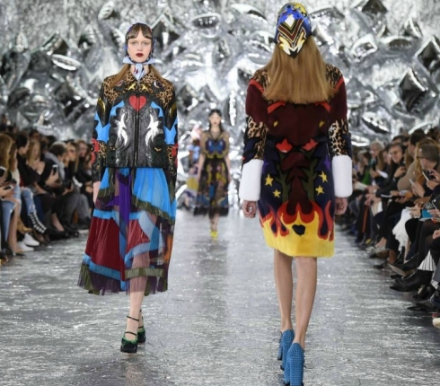 Mary Katrantzou fall 2016 : 50s western style, πεταλούδες και ψυχεδελικά print 