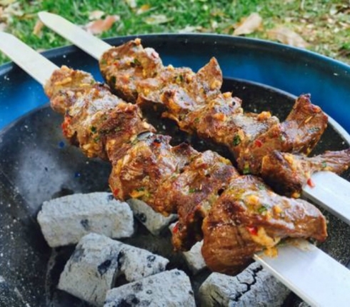 Souvla Time! Έτσι θα σουβλίσεις το αρνί σου σαν επαγγελματίας