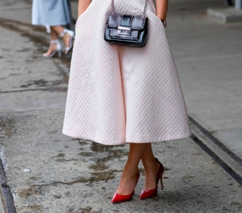 Style guide: Έχεις κοιλίτσα; Αυτές οι φούστες είναι φτιαγμένες για εσένα (ρεπορτάζ αγοράς)