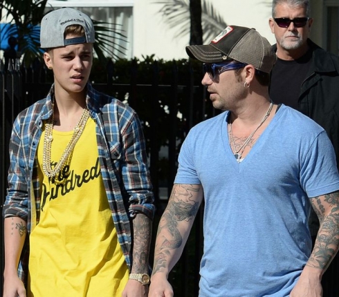 Η απόλυτη ντροπή: Ο πατέρας του Bieber πέταξε την σκυλίτσα Karma από το μπαλκόνι!