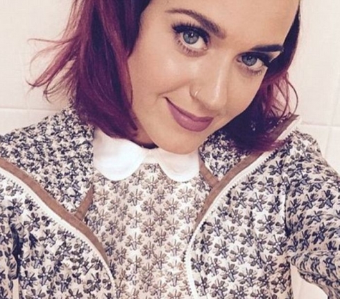 To λες και κιτς! H Katy Perry έβαψε μωβ τα μαλλιά της