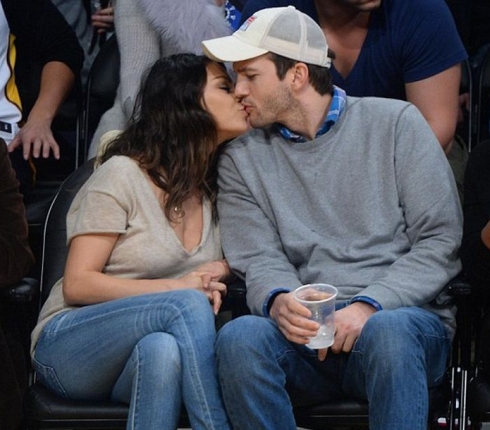 Φιλιά δίπλα από το παρκέ! Full in Love Κutcher-Kunis
